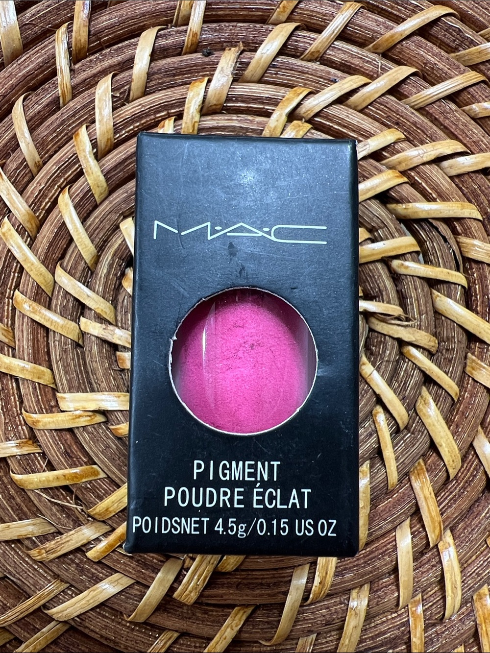 MAC Cosmetics Loose Pigment “Coral Red” Eyeshadow